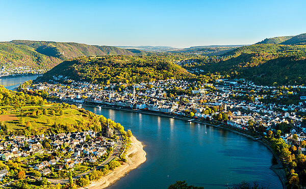 Luftaufnahme des Rheins mit der Stadt Boppard (rechts) und dem Ort Filsen (links), im Hintergrund die Steilhänge des Mittelrheintals.