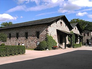 Großes, einstöckiges, steinernes Doppelgebäude 