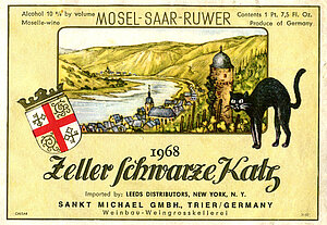 Gelbes Weinetikett, auf welchem die Stadt Zell mit Blick auf die Mosel und den Runden Turm als Wahrzeichen der Stadt abgebildet ist. Im Vordergrund befindet sich eine schwarze Katz sowie das Zeller Wappen.