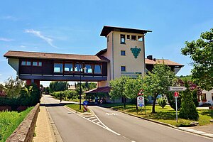 Das Haus der Deutschen Weinstraße in Bockenheim, darunter durch führt eine Landstraße.