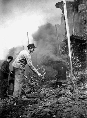 Die Walporzheimer Räucherwehr in den Weinbergen von Walporzheim 1952.