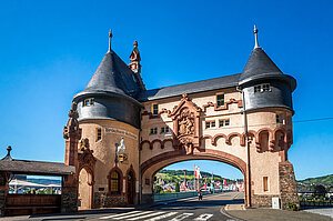 Historisch anmutendes Torgebäude auf einer modernen Straße
