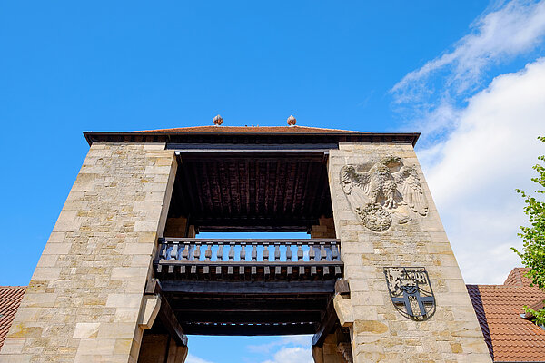 Frontansicht der Fassade des Deutschen Weintores in Schweigen-Rechtenbach.