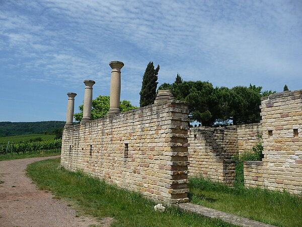 Säulen- und Mauerreste des römischen Weingutes Weilberg bei Bad Dürkheim-Ungstein, im Vordergrund Weinbergweg..