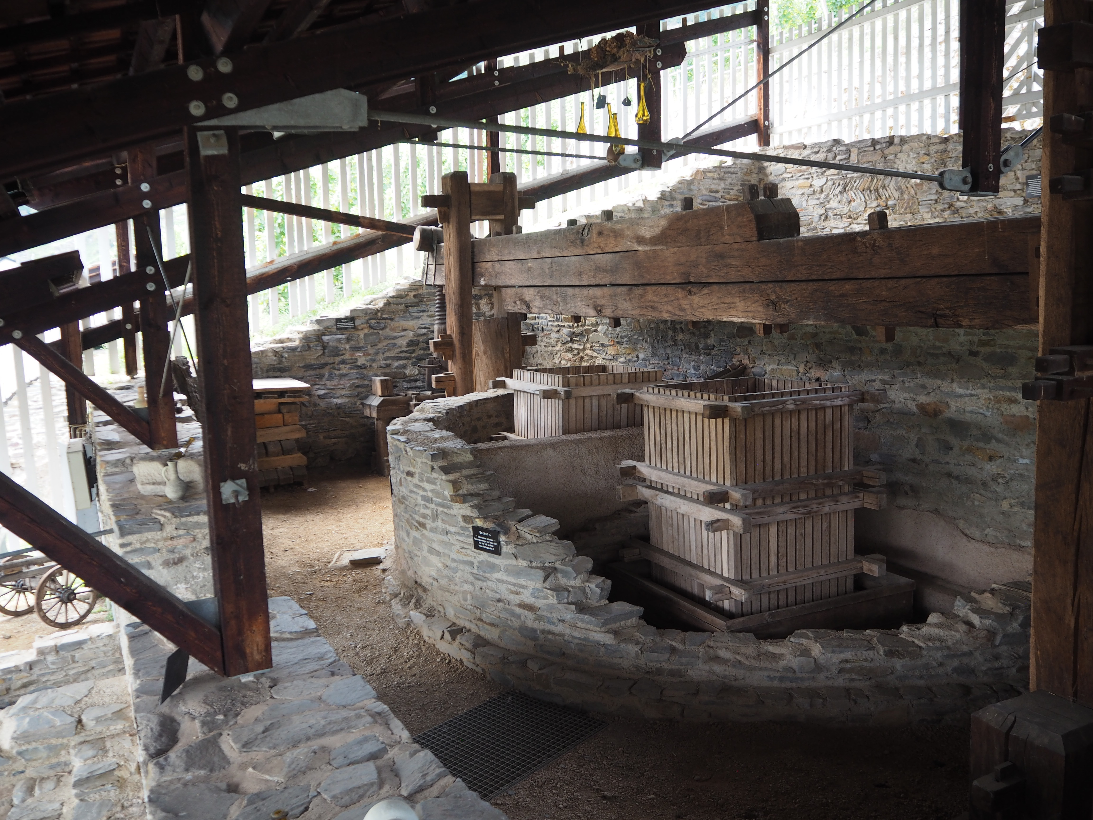 Die Kelteranlage in Piesport kann heute als Teilrekonstruktion besichtigt werden.