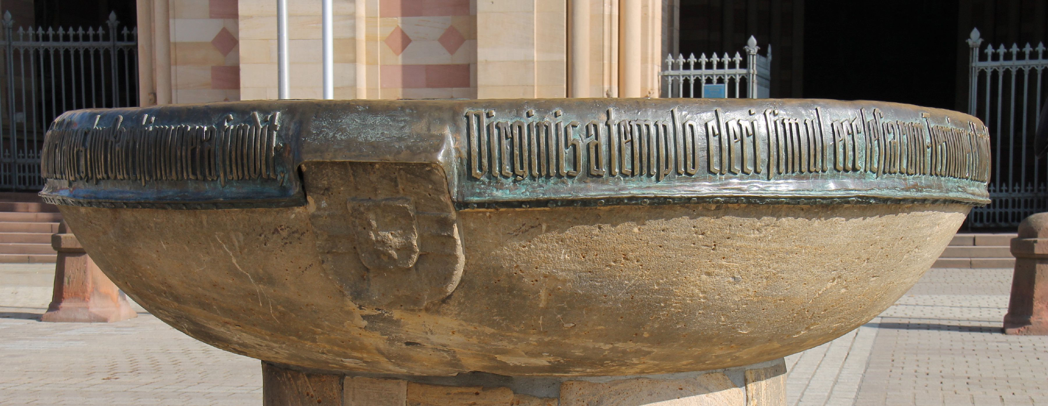 Der Domnapf auf dem Vorplatz des Speyerer Doms.