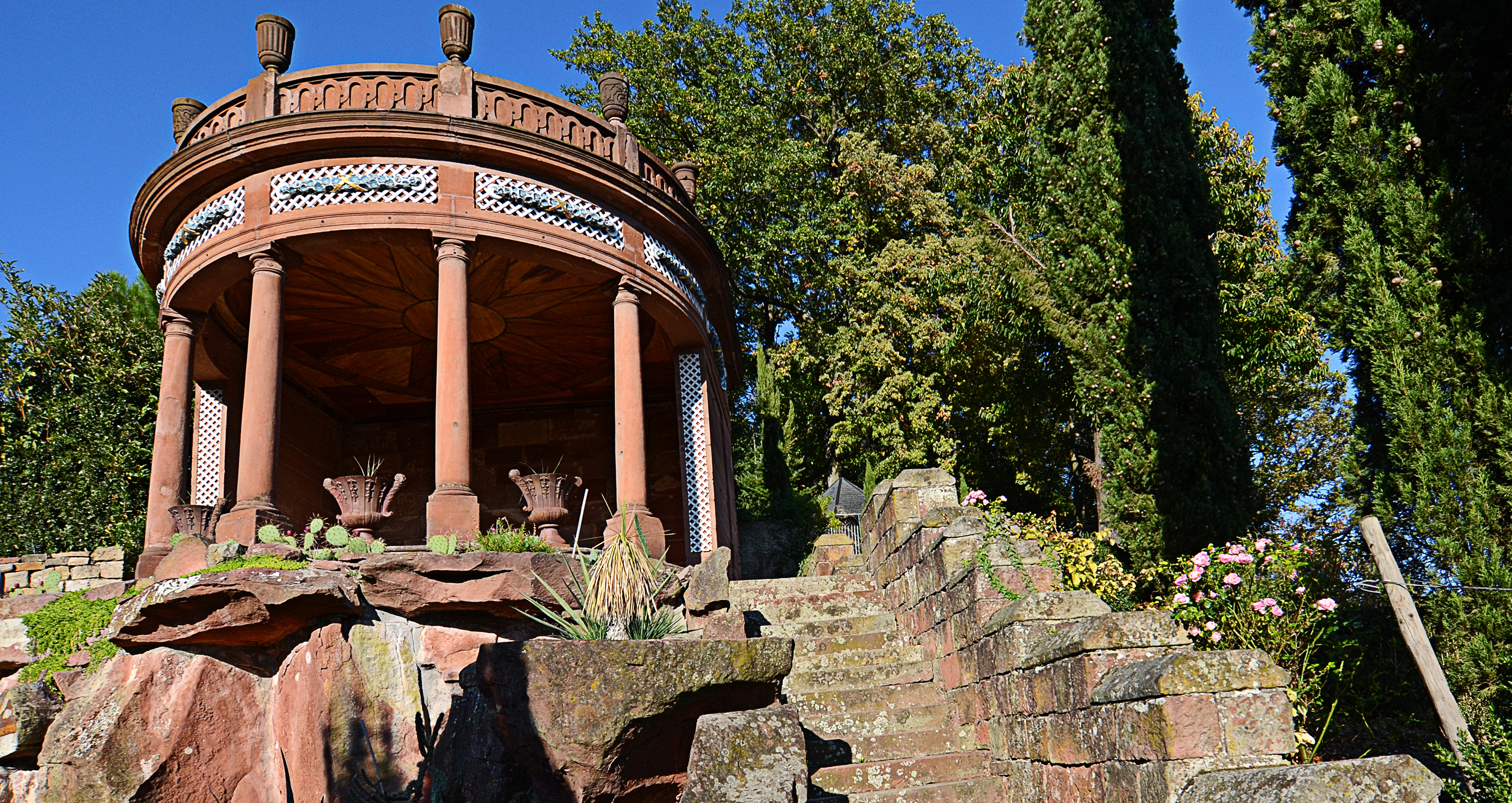 Der Sonnentempel liegt gegenüber von der Gleisweiler Weinlage Hölle, die den Ort umgibt. Er wurde um 1780 in Landau errichtet und später hierher versetzt.