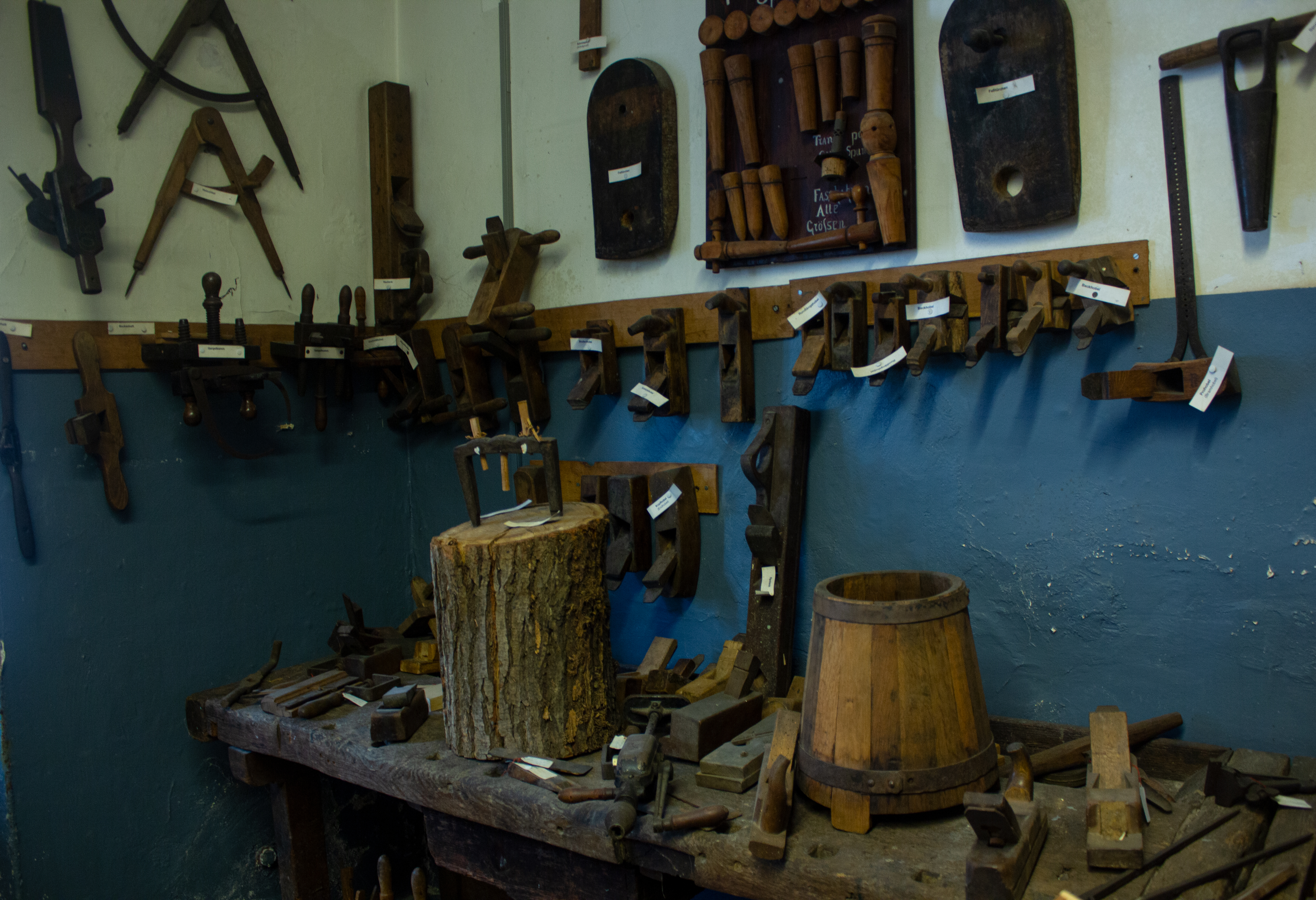 Ensemble einer Küferwerkstatt mit verschiedenen Werkzeugen in einem Ausstellungsraum des Deutschen Weinbaumuseums in Oppenheim, das sich diesem Handwerk widmet.